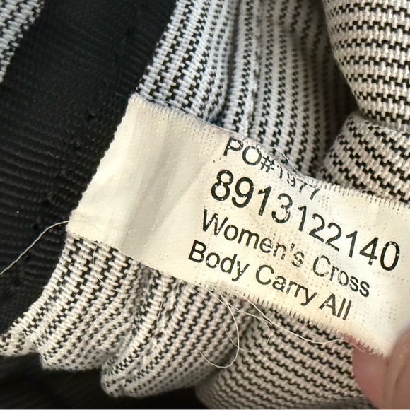 Carhartt Crossbody Wine Color Bag Women's Crossbody Carry All Tote Purse Snap - Picture 10 of 11